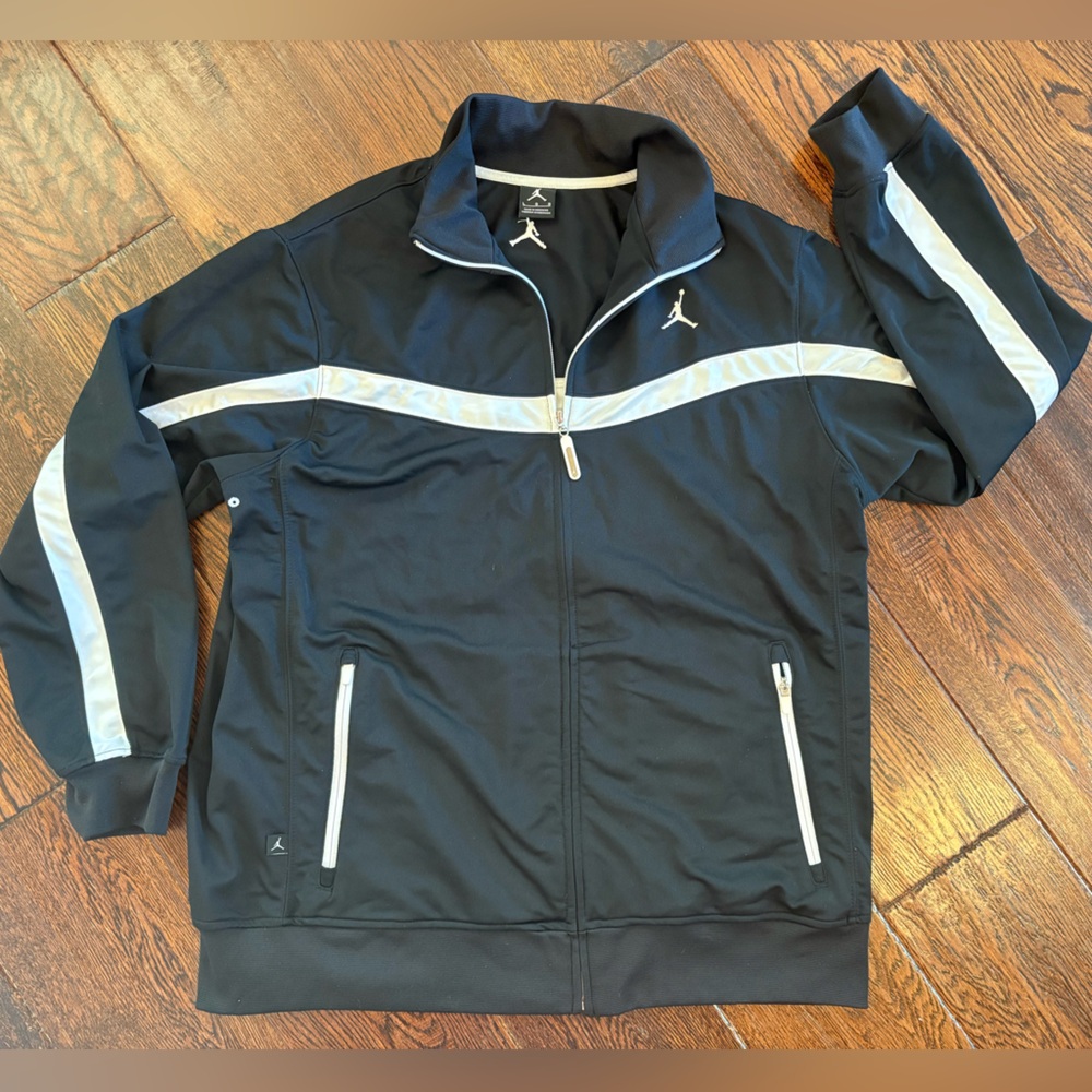 NIKE JORDAN Men's lightweight Black & White Full-Zip Athletic Jacket — VGUC